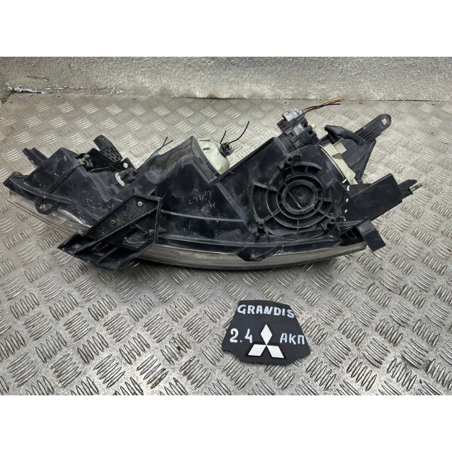 Фара правая Mitsubishi Grandis (2004-2010) 8301A574 *дефект