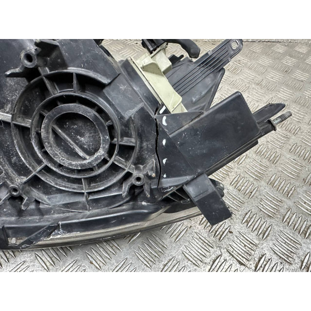 Фара правая Mitsubishi Grandis (2004-2010) 8301A574 *дефект