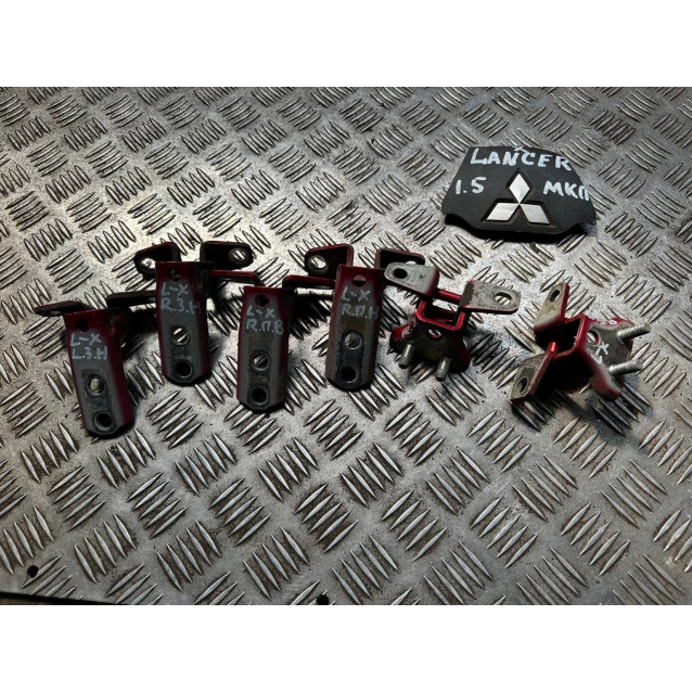 Петля двери передней правой низ Mitsubishi Lancer X (2007-2013) 5702A005