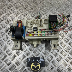 Блок предохранителей Mazda 3 (2003-2009) 1,6 АКПП BS3E66730E BN8V66730A BS3E66730D