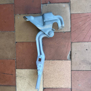 Петля капота права Mazda CX-7 (2006-2012) EG2152410C EG2152410B