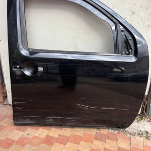 Дверь передняя правая Nissan Navara  D40 (2005-2013) 80100EB330