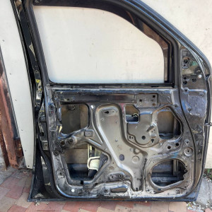 Дверь передняя левая Nissan Navara  D40 (2005-2013) 80101EB330 H01015X0MB