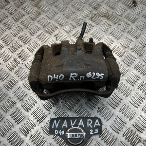 Супорт передній правий Nissan Navara D40 (2005-2013) 41001EB30A