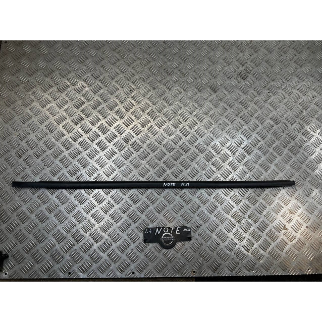 Молдинг стекла двери правый передний Nissan Note E11(2006-2013) 808209U000 