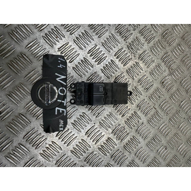 Блок управления стеклоподъемниками Nissan Note E11(06-13) 25401BH13B