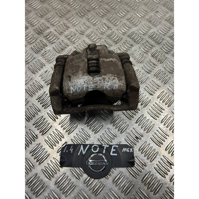Супорт передній правий Nissan Note (E11) (2006-2013) 410001AX60A