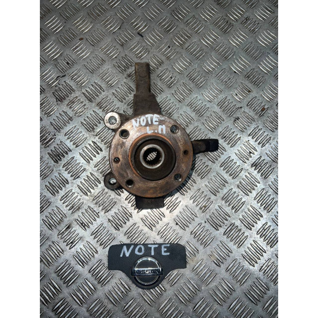 Кулак поворотный левый (цапфа) Nissan Note (E11) (2006-2013) 40015AX600