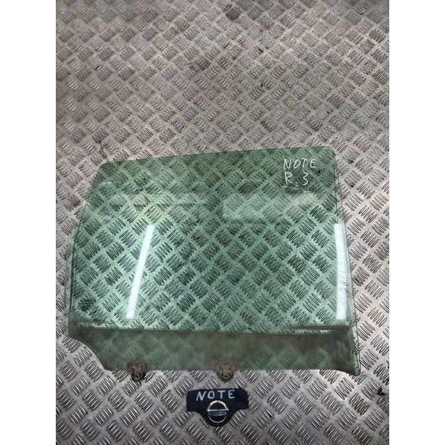Стекло двери заднее правое Nissan Note (E11)(2006-2013) 823009U000