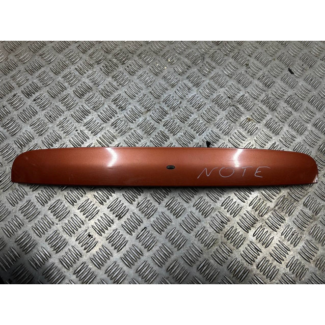 Накладка крышки багажника Nissan Note E11(2006-2013) 908109U01A