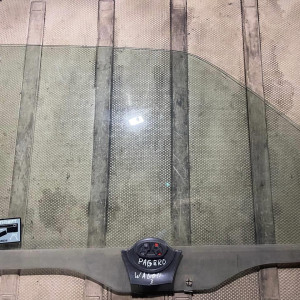 Стекло двери переднее правое Mitsubishi Pajero W3 (2000-2006) 5706A232