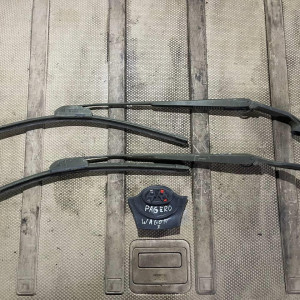 Держатель дворника правый Mitsubishi Pajero W3 (2000-2006) MR522382