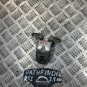 Петля двери задней правой низ Nissan Pathfinder (2006-2014) 82420EA00A
