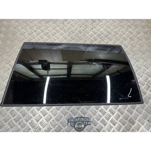 Стекло в кузов заднее левое Nissan Pathfinder (2006-2014) 83307EB305 82301EB305