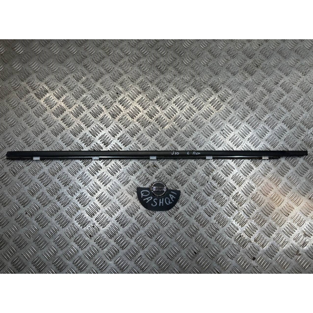 Молдинг стекла двери передний левый Nissan Qashqai (J10)(2007-2014) 80821JD00A
