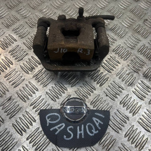 Супорт задній правий Nissan Qashqai J10 (2007-2014) 44001EM11A