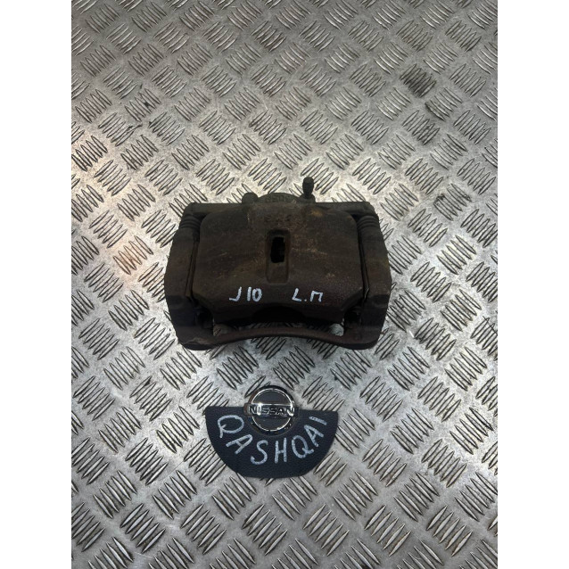 Супорт передній лівий Nissan Qashqai (J10)(2007-2014) 2.0i 41011JD00A