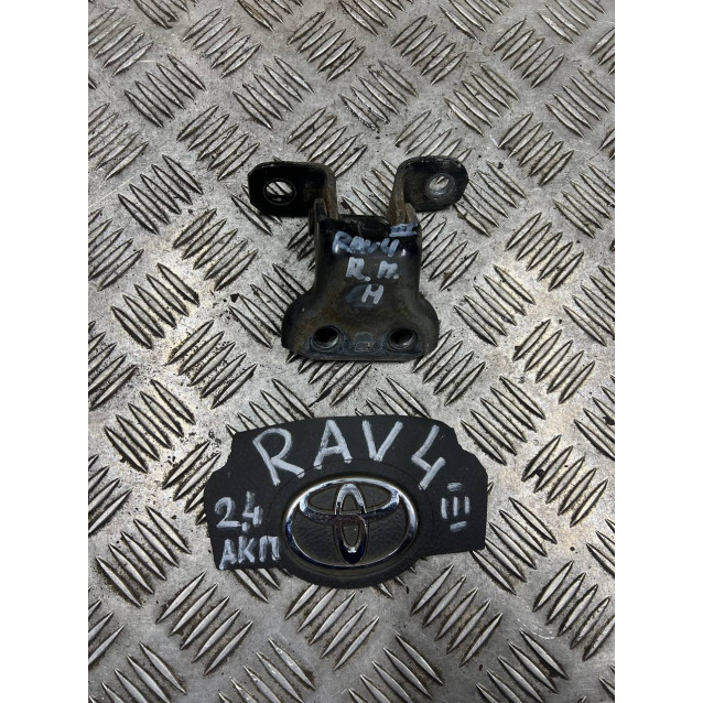 Петля двери передней правой низ Toyota Rav-4 III (2006-2012) 6873033021