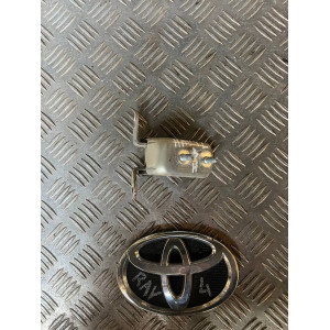 Петля двери задней левой низ Toyota Rav-4 (2000-2006) 6878012090