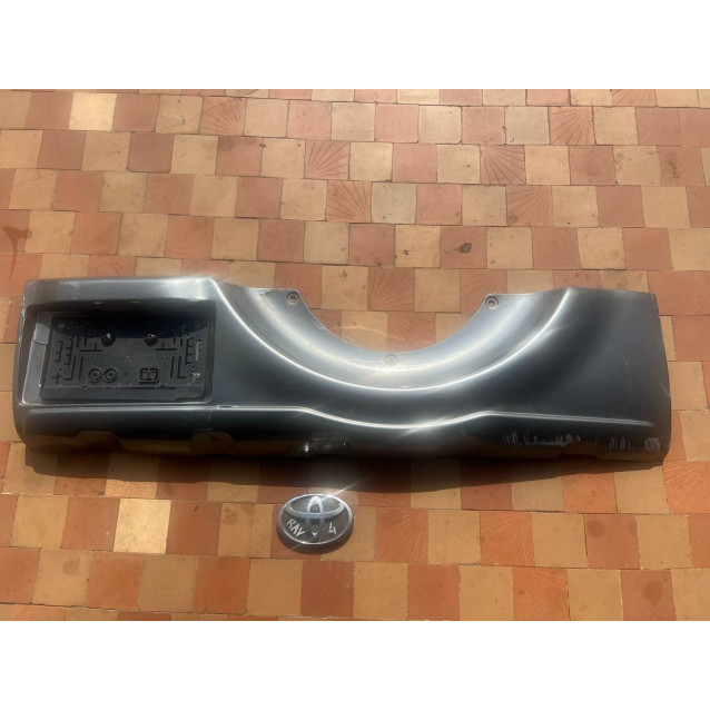 Накладка крышки багажника Toyota Rav-4 (2000-2006) 7508142240