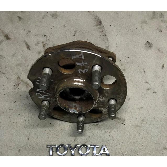 Ступица задняя правая левая Toyota Rav-4 (2000-2006) 4241042020