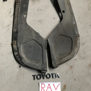 Пыльник заднего бампера левый Toyota Rav-4 (2000-2006) 5259242020