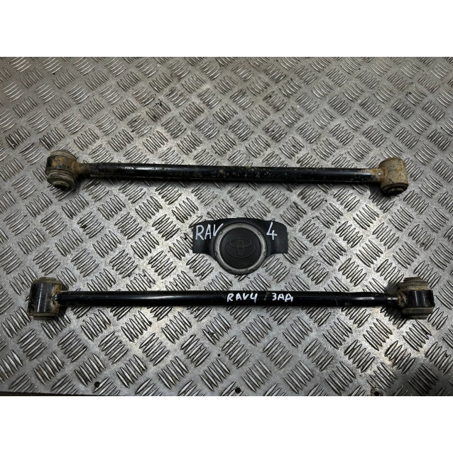 Рычаг задний поперечный нижний правый Toyota Rav-4 (2000-2006) 4872042020