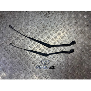 Держатель дворника правый Toyota Rav-4 (2000-2006) 8522142090