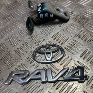 Петля двери передней правой низ Toyota Rav-4 (2000-2006) 6873033010