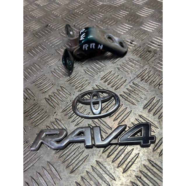 Петля двери передней правой низ Toyota Rav-4 (2000-2006) 6873033010