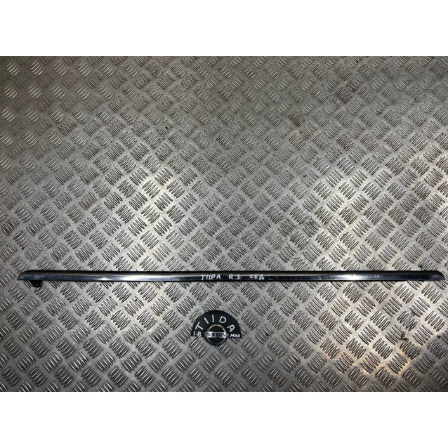 Молдинг стекла двери задней Nissan Tiida C11 (2007-2013) 82820EE410 82821EE410