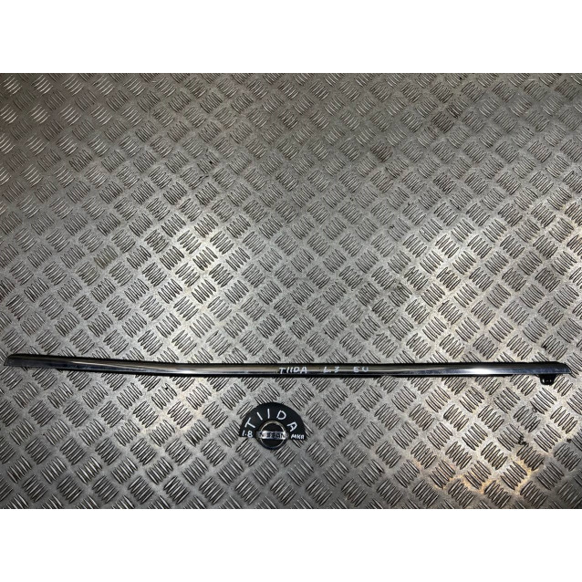Молдинг стекла двери задней Nissan Tiida C11 (2007-2013) 82820EE410 82821EE410