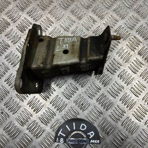 Кронштейн усилителя переднего бампера левый Nissan Tiida C11 (2007-2013) 75115ED000