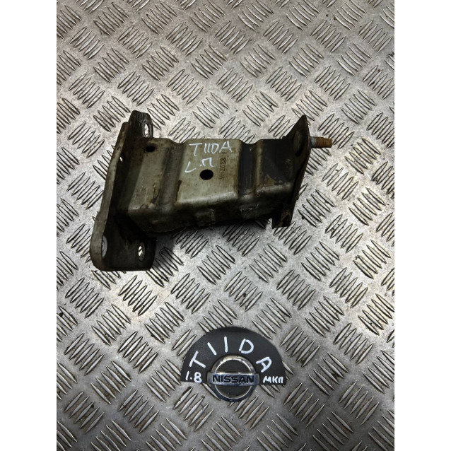 Кронштейн усилителя переднего бампера левый Nissan Tiida C11 (2007-2013) 75115ED000