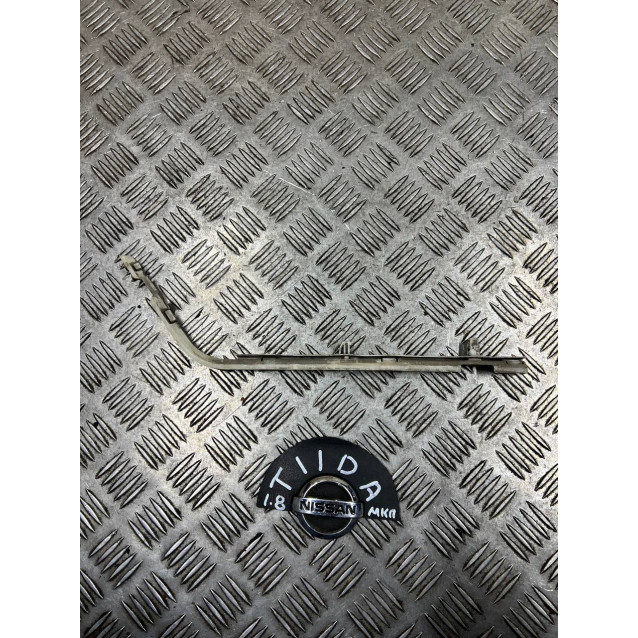 Кронштейн (направляющая) заднего бампера левый Nissan Tiida C11 (2007-2013) седан 85226EM40A 85227EM40A