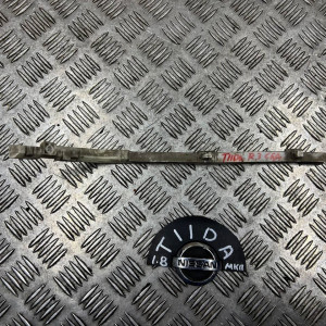 Кронштейн (направляющая) заднего бампера левый Nissan Tiida C11 (2007-2013) седан 85226EM40A 85227EM40A