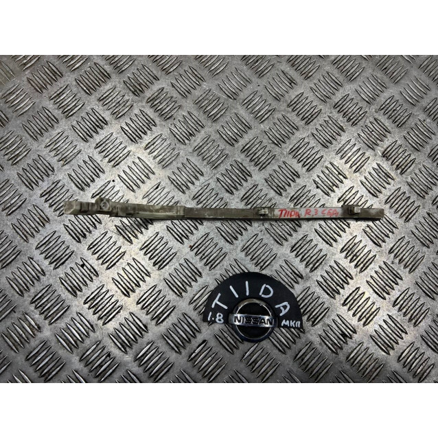 Кронштейн (направляющая) заднего бампера левый Nissan Tiida C11 (2007-2013) седан 85226EM40A 85227EM40A