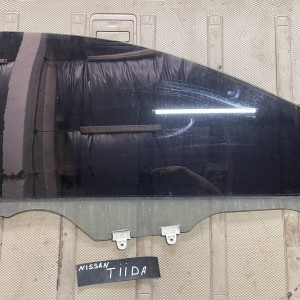 Стекло двери  переднее правое Nissan Tiida C11 (2007-2013) 80300ED000 / 82300EL000