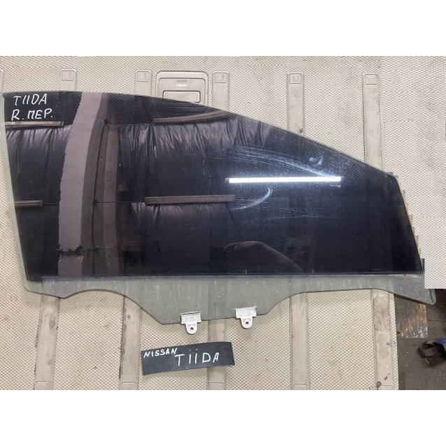 Стекло двери  переднее правое Nissan Tiida C11 (2007-2013) 80300ED000 / 82300EL000