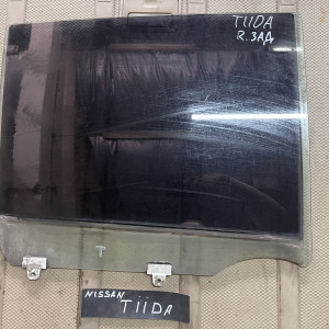 Стекло двери заднее правое Nissan Tiida C11 (2007-2013) 82300ED010 / 82300EL000 