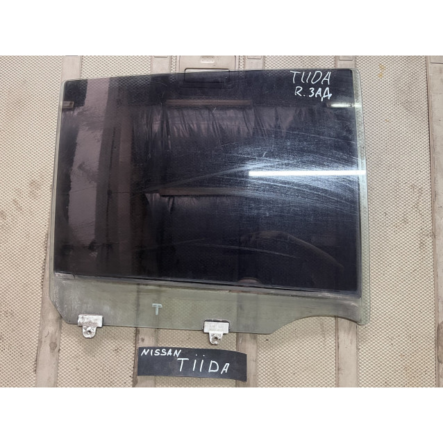 Стекло двери заднее правое Nissan Tiida C11 (2007-2013) 82300ED010 / 82300EL000 