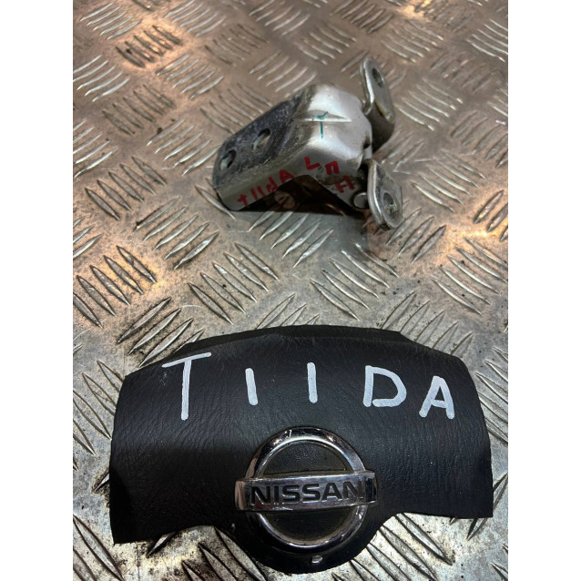 Петля двери передней левой низ Nissan Tiida C11 (2007-2013) 82421ED00B