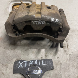Супорт передній правий Nissan X-Trail (T30) (2000-2006) 410018H300