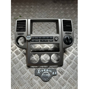 Консоль салона с кнопками управления навигацией Nissan X-Trail T30 (2000-2006) 28395EQ301 68260EQ000
