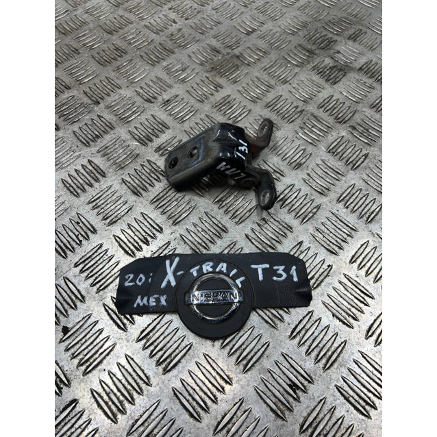 Петля двери передней левой низ Nissan X-Trail T31 (2007-2012) 824214P00A