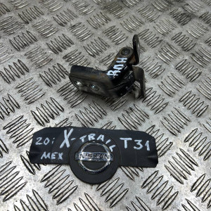 Петля двери передней правой низ Nissan X-Trail T31 (2007-2012) 824204P00A