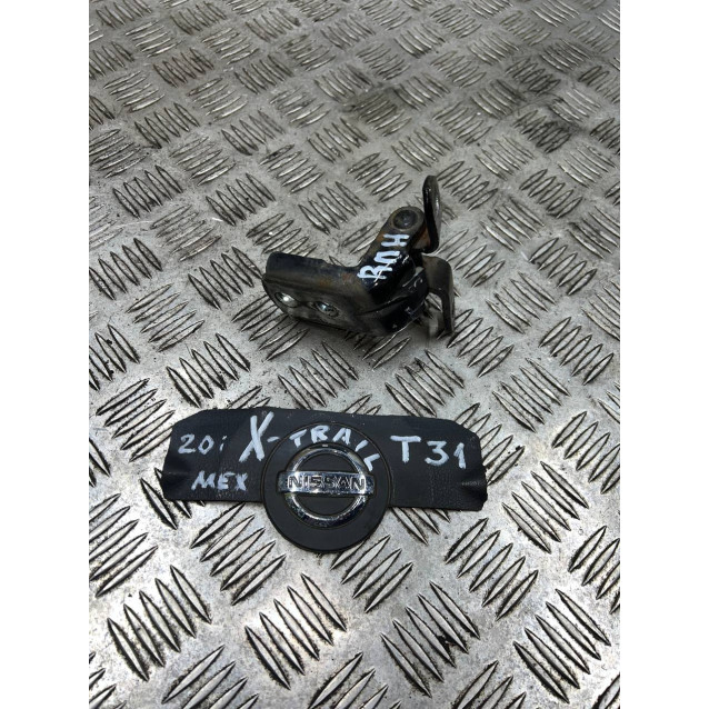 Петля двери передней правой низ Nissan X-Trail T31 (2007-2012) 824204P00A