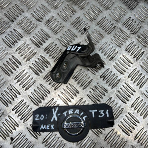 Петля двери передней левой верх Nissan X-Trail T31 (2007-2012) 824204P00A