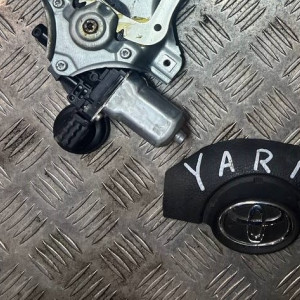 Моторчик стеклоподъемника передний правый Toyota Yaris (2005-2010)
