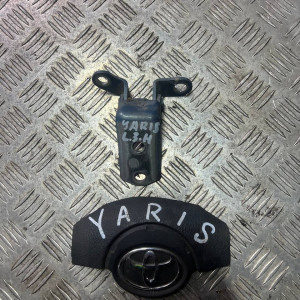 Петля двери задней левой низ Toyota Yaris (2005-2010) 6878005020